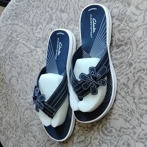 👣NWT Cloudsteppers by Clarks Navy & White Sandals